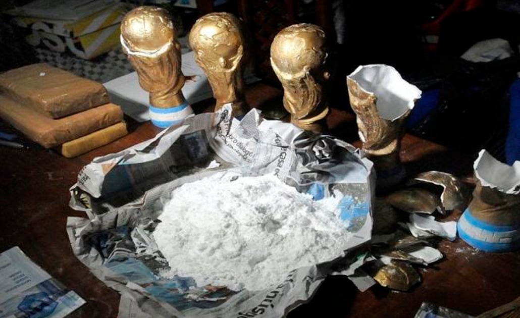 Encuentran droga en réplica de la Copa del Mundo