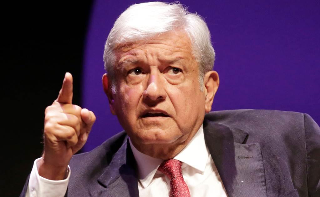 AMLO fustiga sesión de fotos de modelo en lencería en Palacio Nacional