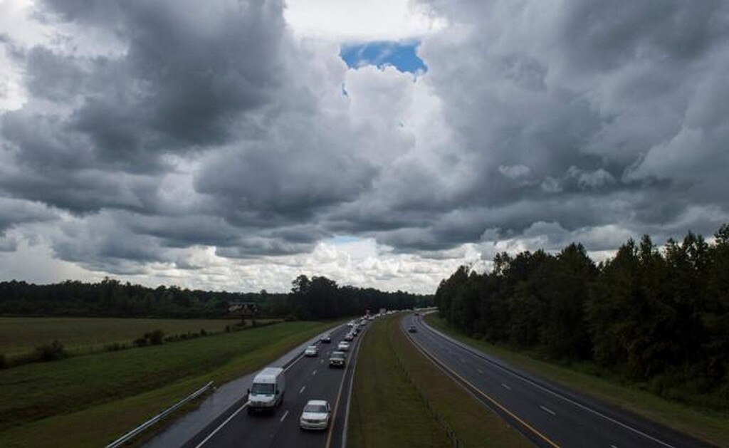 Vista de residentes de Carolina del Norte evacuando la zona ante la llegada del huracán Florence (Foto: AFP)