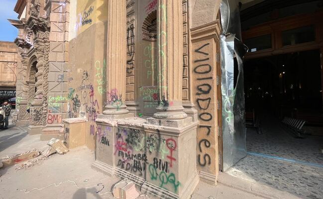 Sacerdote critica “profanación” al Templo de la Compañía en SLP durante marcha del 8M; advierte que habrá denuncia ante fiscalía 