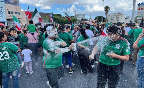 Glorieta Bocanegra se pinta de verde, blanco y rojo por triunfo de la Selección Mexicana en el Mundial de Futbol