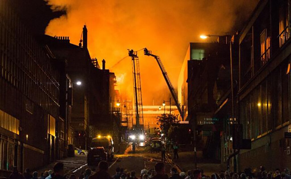 Bomberos aún trabajan para sofocar incendio en edificio histórico de Glasgow
