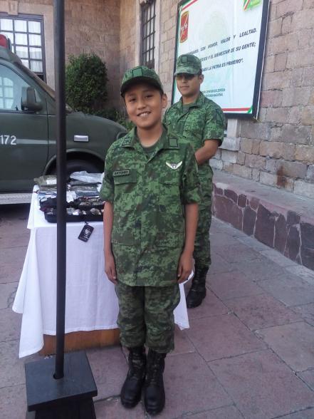 Juan Antonio, el pequeño soldado que enfrenta su primera batalla