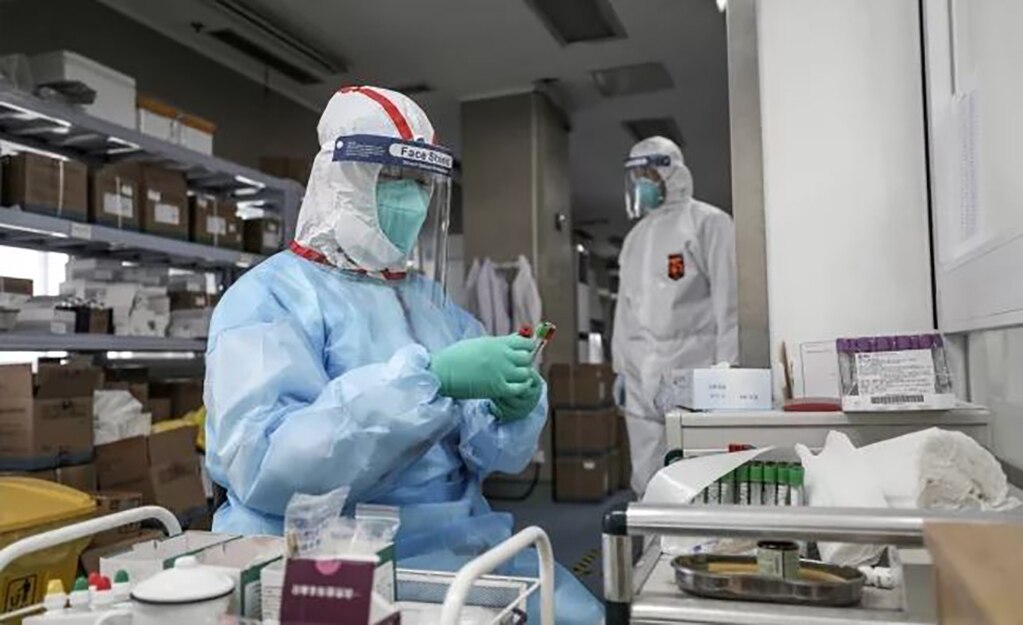 Van mil 400 muertos en China, entre ellos seis miembros de personal médico, por COVID-19