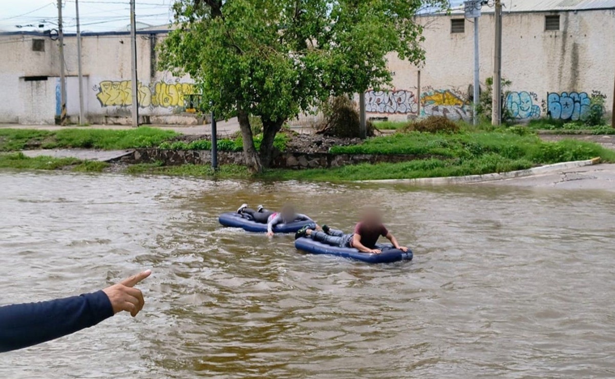 ¡Hasta con inflables!, se divierten en río Santiago de SLP y autoridades alertan riesgo de enfermedades  