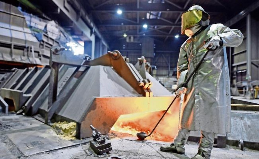 Un trabajador de una siderúrgica en Alemania. La Unión Europea, Canadá y México han anunciado medidas espejo si EU grava las exportaciones del metal. (FABIAN BIMMER. REUTERS)