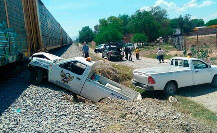 Camioneta choca contra vagones de ferrocarril