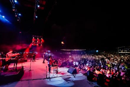 Con cumbia y ballenato, Carlos Vives hizo bailar a los potosinos en la Fenapo