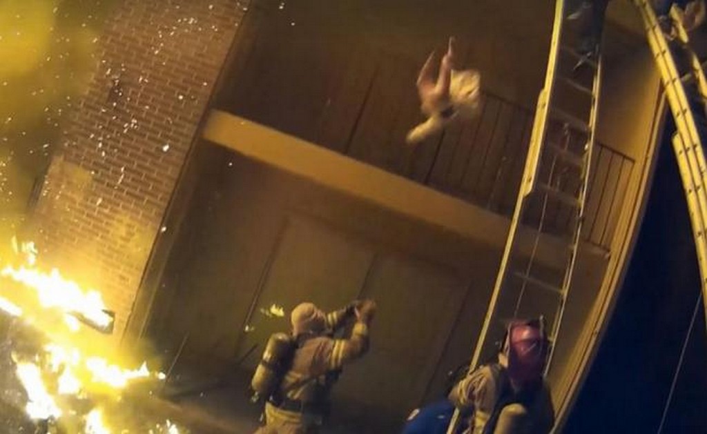 Video. Bombero atrapa a niña lanzada de un edificio en llamas en EU