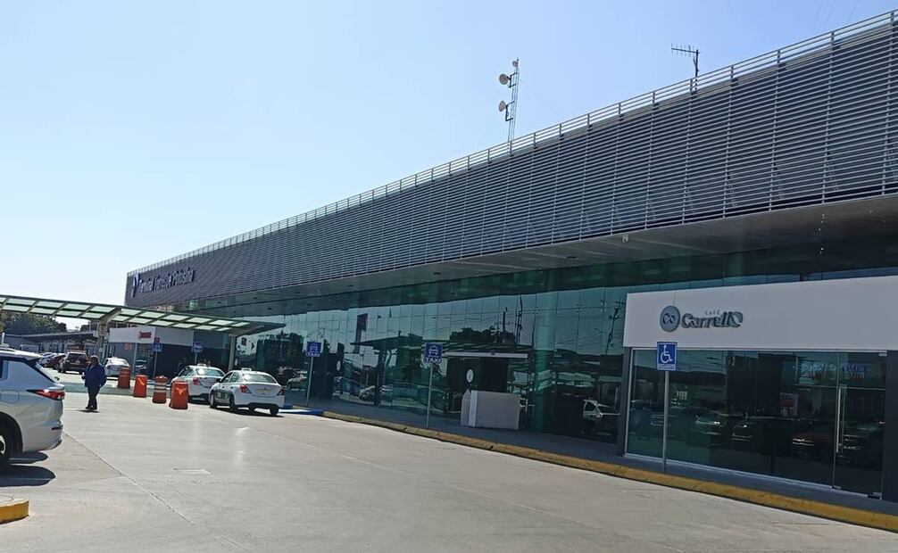 Líneas de camiones en la Terminal Terrestre Potosina mantienen la operación casi en todas sus corridas y hay un flujo constante de viajeros. Foto: Jazmín Ramírez EL UNIVERSAL