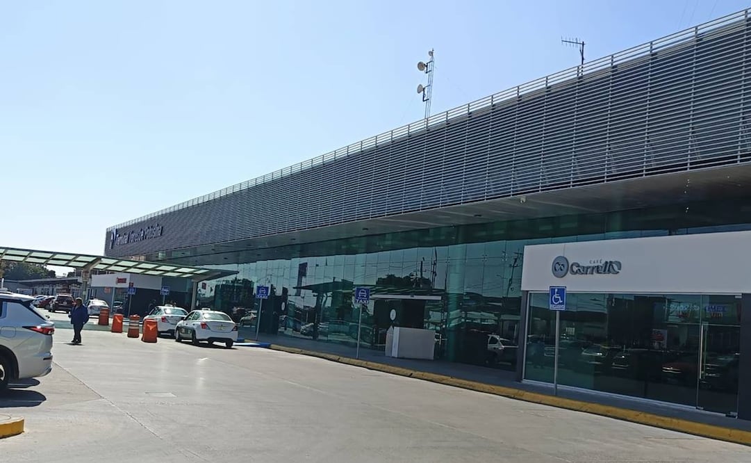 Líneas de camiones en la Terminal Terrestre Potosina mantienen la operación casi en todas sus corridas y hay un flujo constante de viajeros. Foto: Jazmín Ramírez EL UNIVERSAL