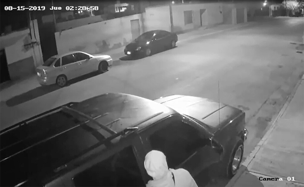 (VIDEO) Cámara de seguridad capta robo de camioneta
