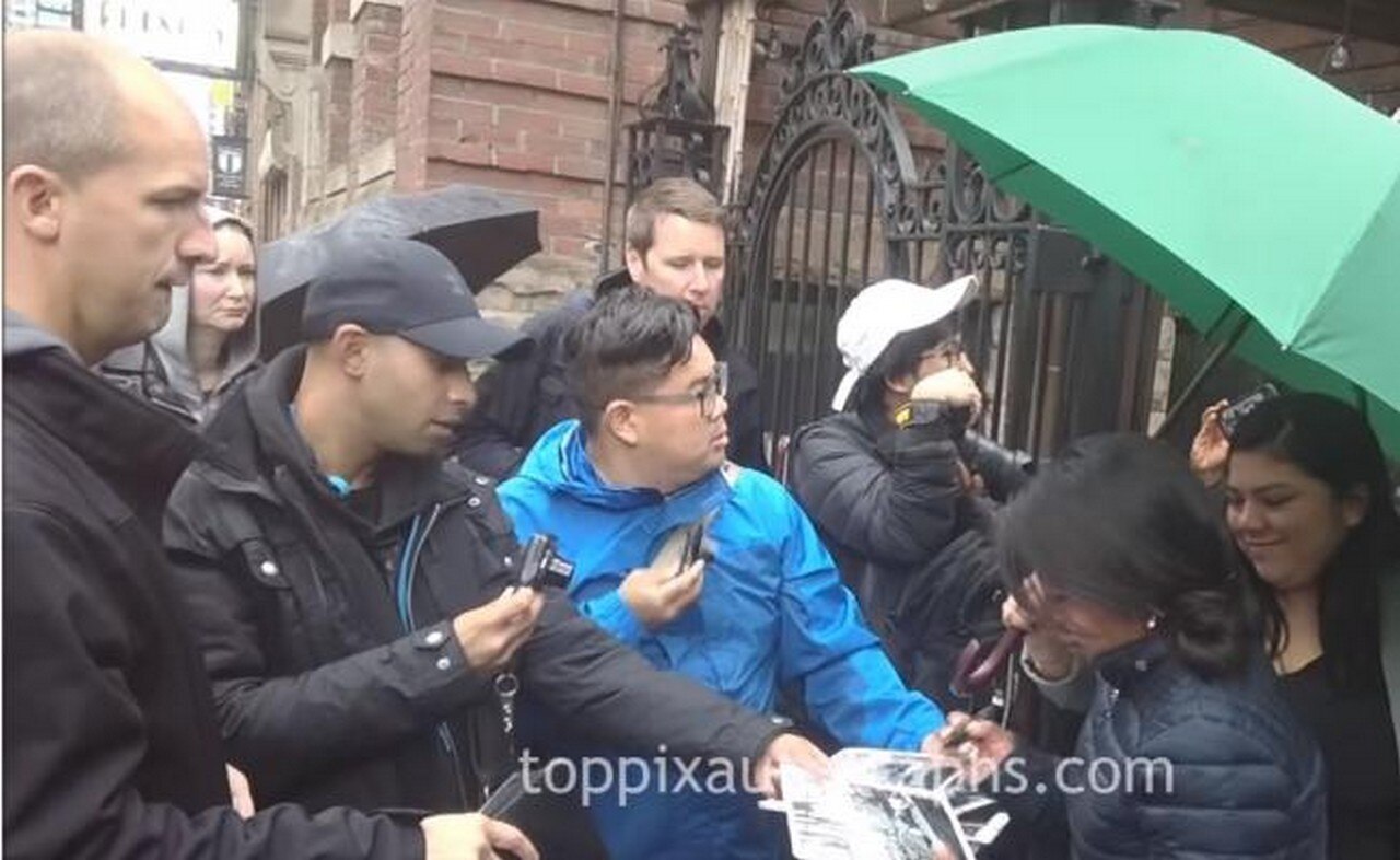 Captan a Yalitza Aparicio firmando autógrafos en Toronto y Nueva York