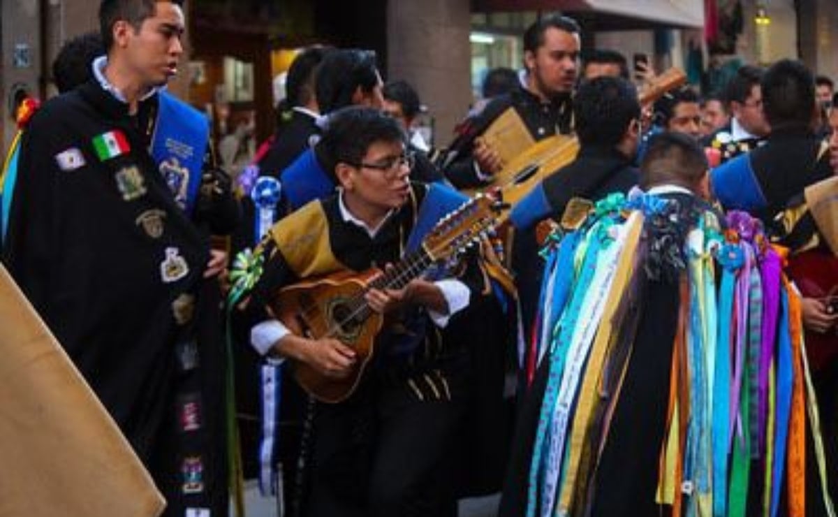 Celebran el 59 aniversario de la Tuna Universitaria Potosina con callejoneada