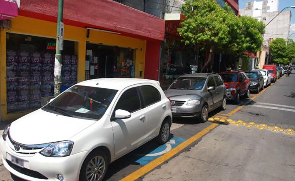 Sancionan a automovilistas por no respetar espacios para discapacitados