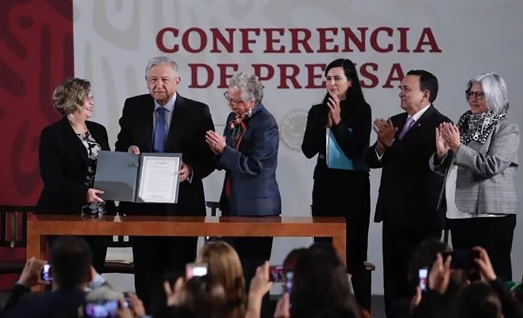 Firma AMLO acuerdo por la Igualdad entre Mujeres y Hombres