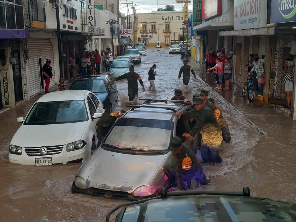 Ejército continúa labores en Matehuala por inundaciones