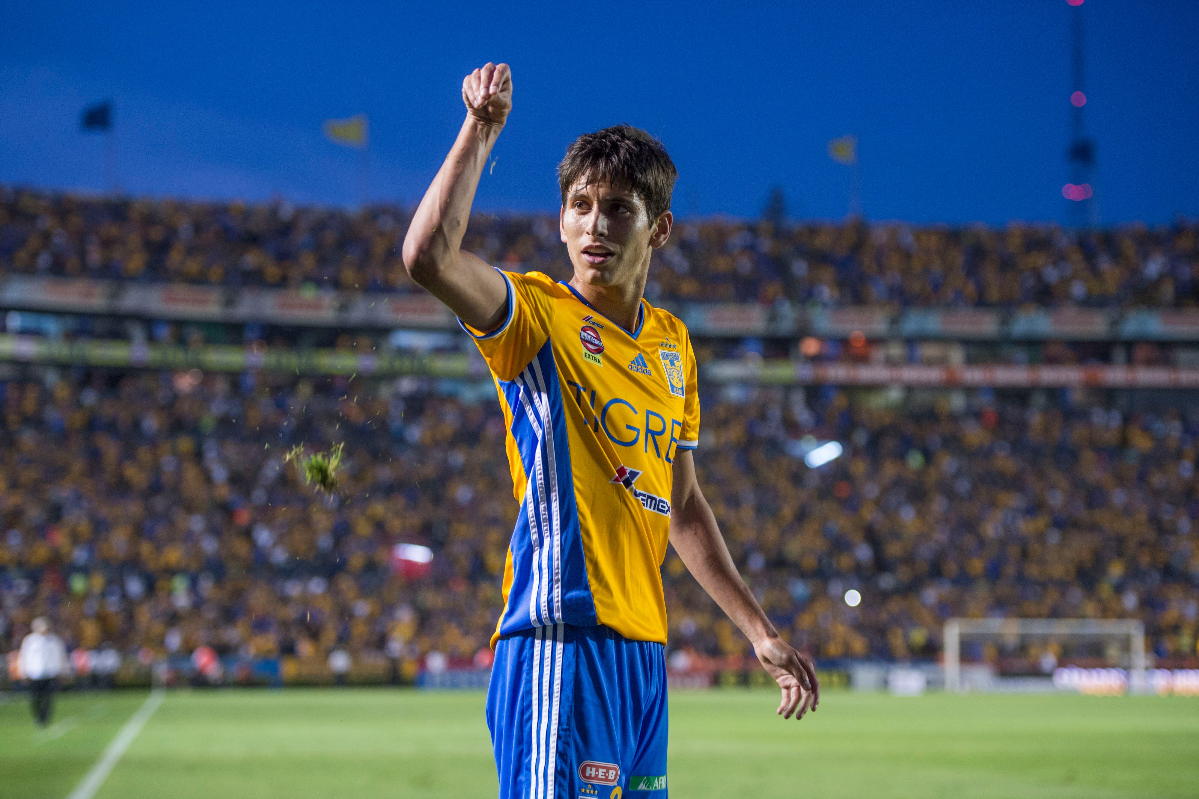 Jürgen Damm, sufre quemaduras por pirotecnia