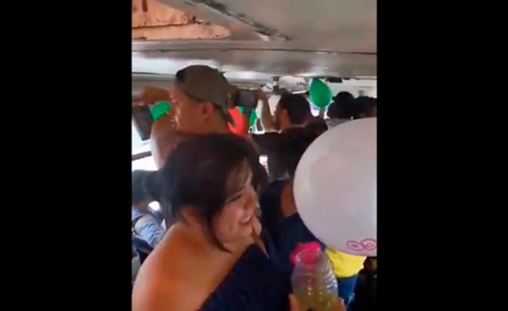 (VIDEO) Pasajeros de microbús se unen para cantar “El Triste” de José José