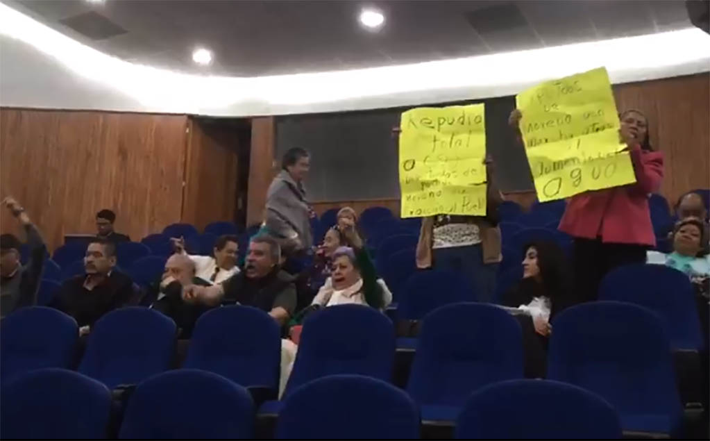 Se manifiestan en Congreso contra aumentos a tarifas de servicio de agua