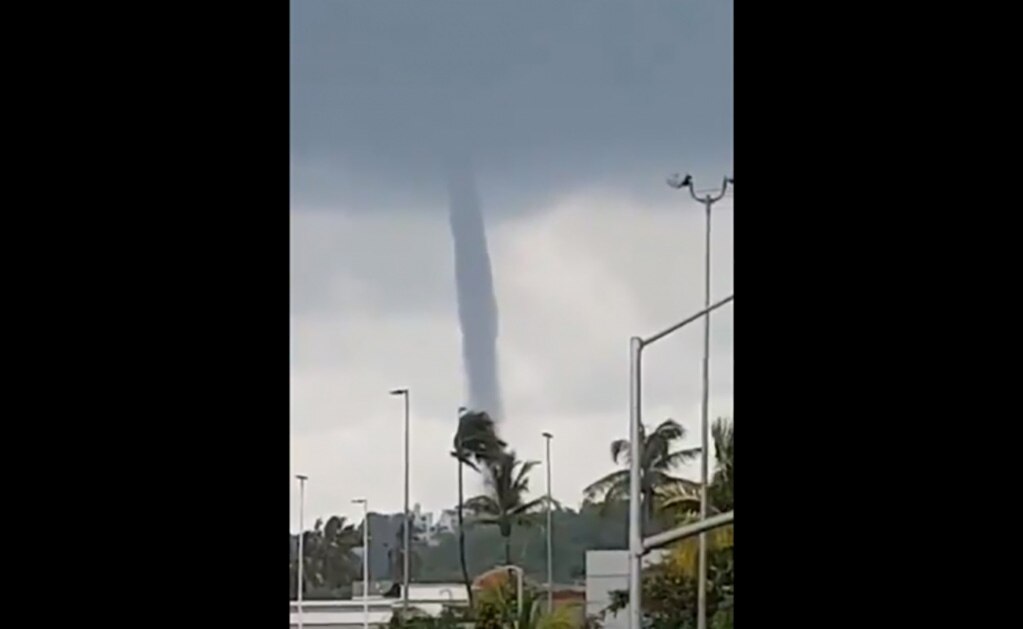 Sorprende tromba marina a habitantes de Manzanillo, Colima