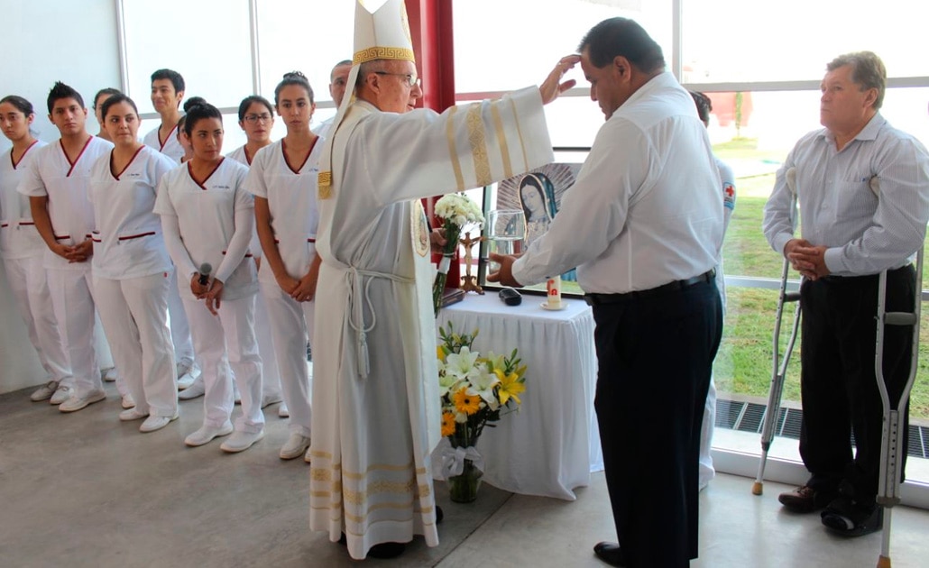 Arzobispo bendice nueva área de fisioterapia de la Cruz Roja