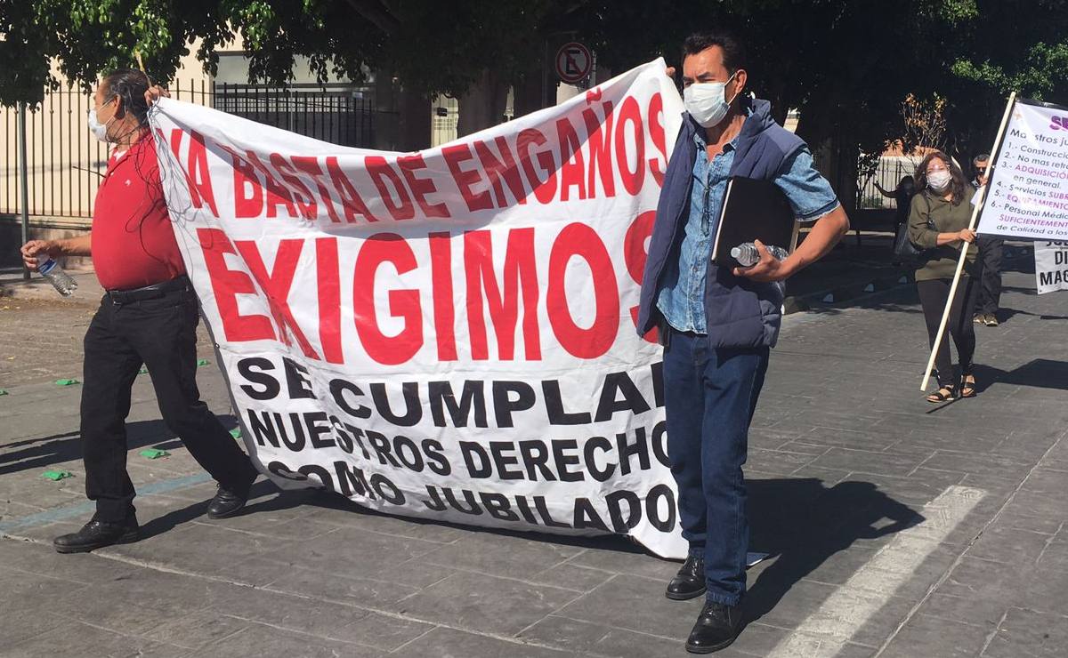 Marchan pensionados y jubilados en SLP en protesta a la Ley UMA
