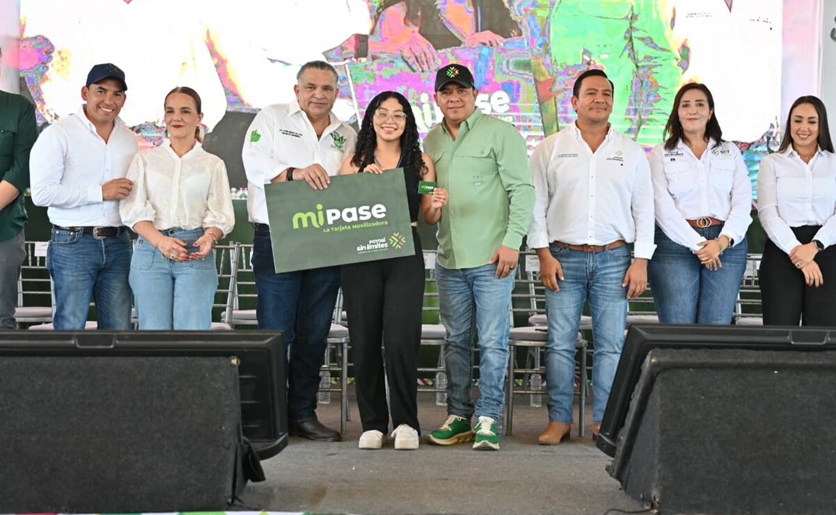 Gallardo entrega apoyos de transporte a estudiantes. Foto: Especial