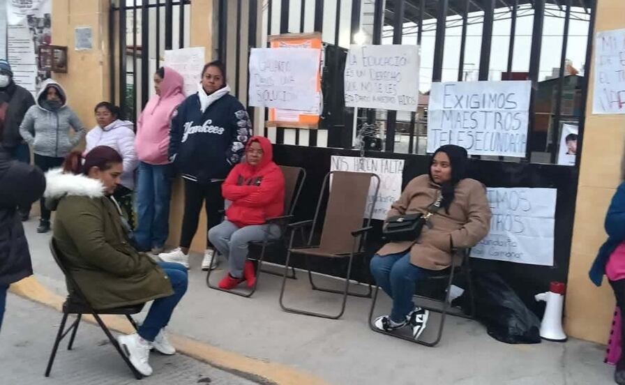 Por falta de docentes, padres de familia cierran la Telesecundaria Damián Carmona en la capital de SLP
