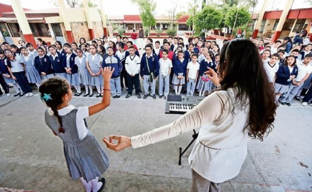 La maestra de canto señala que a través de disciplina amorosa los niños han logrado vencer sus miedos mediante la música (Fotos: ARIEL OJEDA. EL UNIVERSAL)