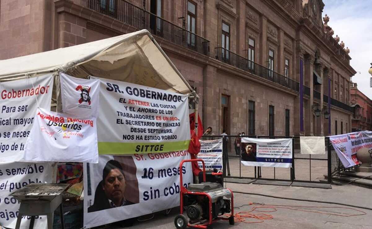 Temen burócratas desalojo de plantón en Palacio de Gobierno de SLP por Procesión del Silencio