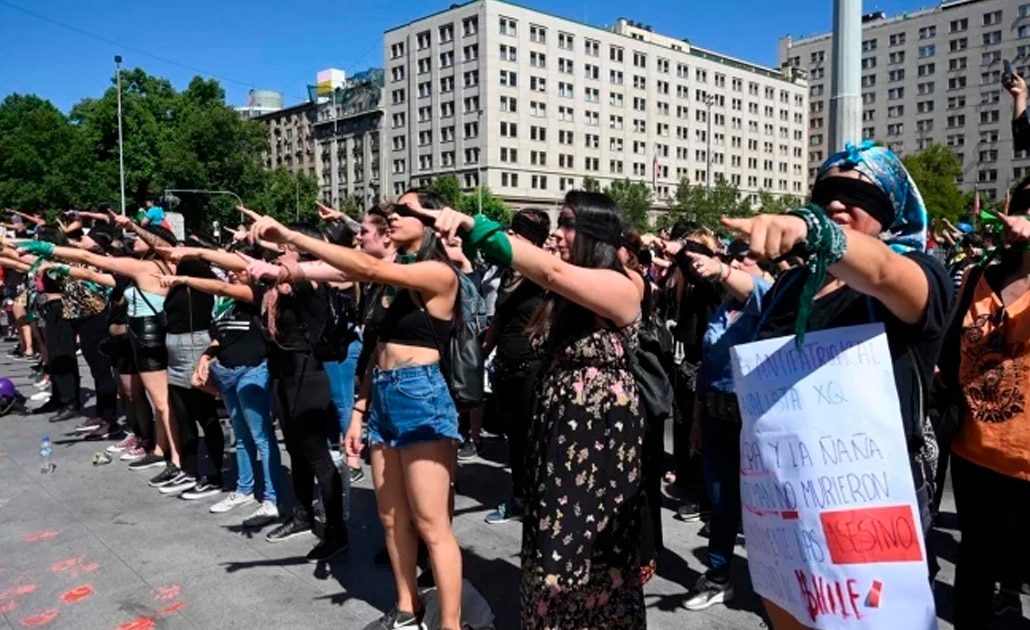 "El violador eres tú", el potente mensaje feminista que llena las calles de Chile