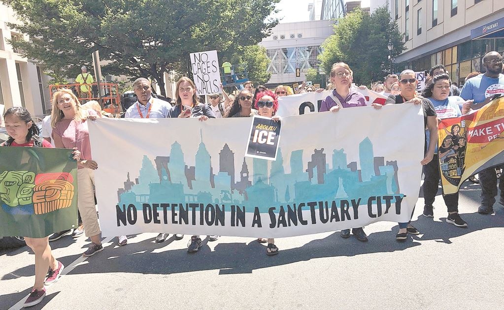 Activistas promigrantes se manifestaron ayer contra las políticas del presidente Donald Trump, en Philadelphia, Pennsylvania.