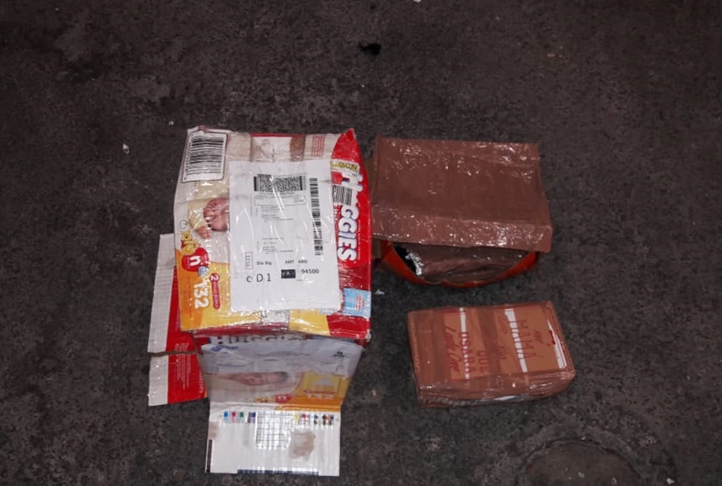 Encuentran granadas en caja de pañales