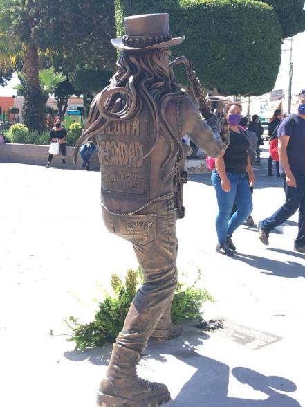 Al ritmo de “Kumbala”, develan estatua de “Sax”, integrante de La Maldita Vecindad, en Soledad, SLP