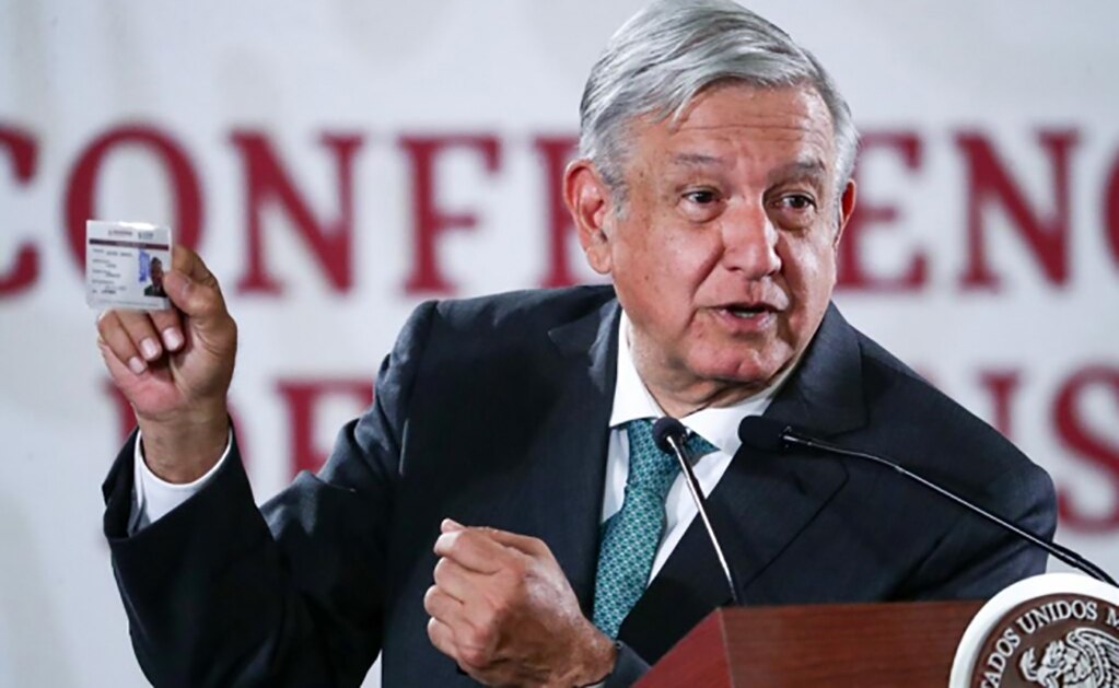 Presume AMLO credencial del Inapam