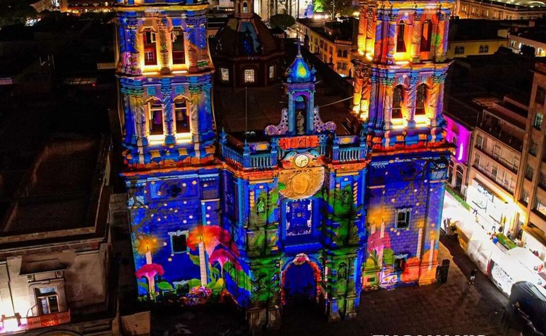 Disfruta la Fiesta de la Luz, un videomapping 3D que viste de magia a este edifico emblemático potosino como parte del Xantolo. Foto: Ricardo Gallardo, FB