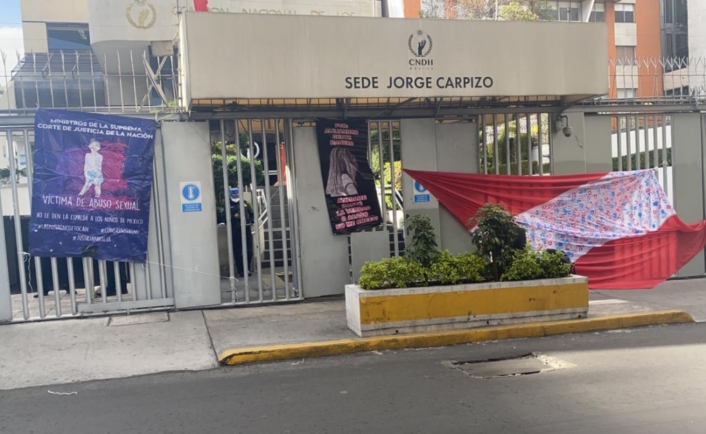 Madre de niña violada en San Luis Potosí protesta frente a la CNDH en CDMX