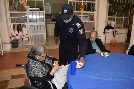 Policías estatales se ponen a repartir roscas de reyes y ropa abrigadora en asilos de SLP