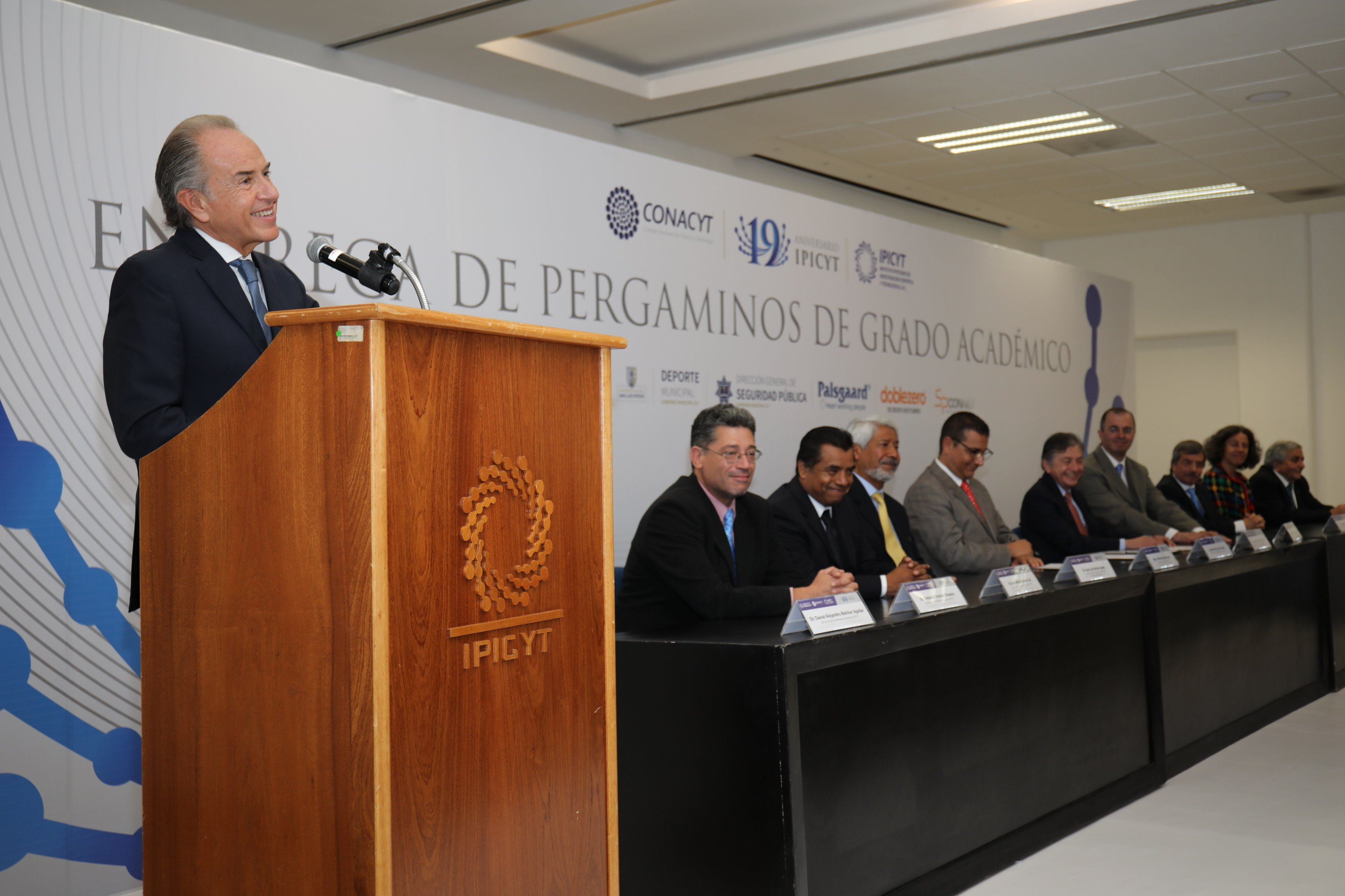 JMCL entrega 82 pergaminos de grado académico en IPICYT