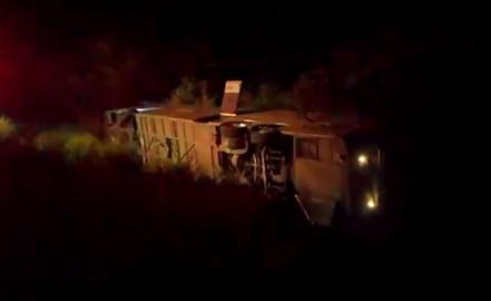 Vuelca autobús en carretera a Valles