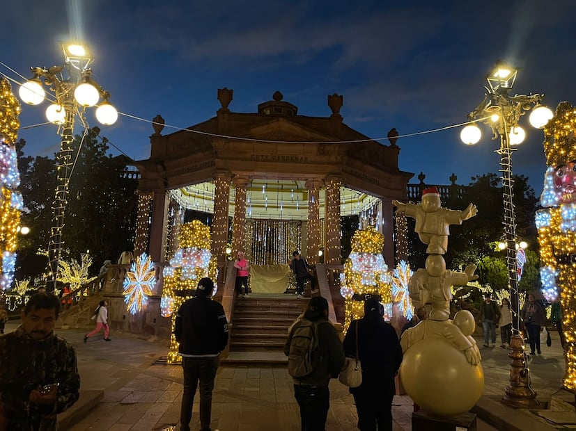 El kiosco de la plaza de Armas luce iluminado esta temporada