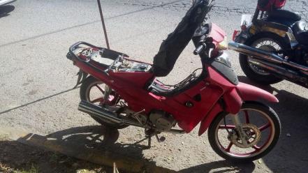 Detienen a hombre que circulaba en motocicleta robada
