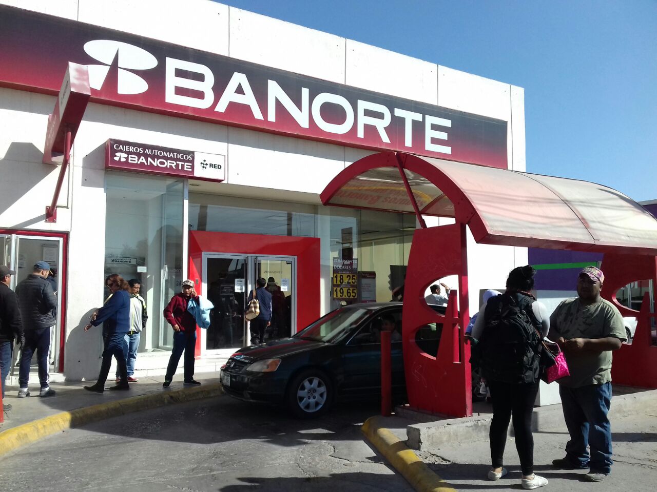 Seis hombres atracan sucursal bancaria