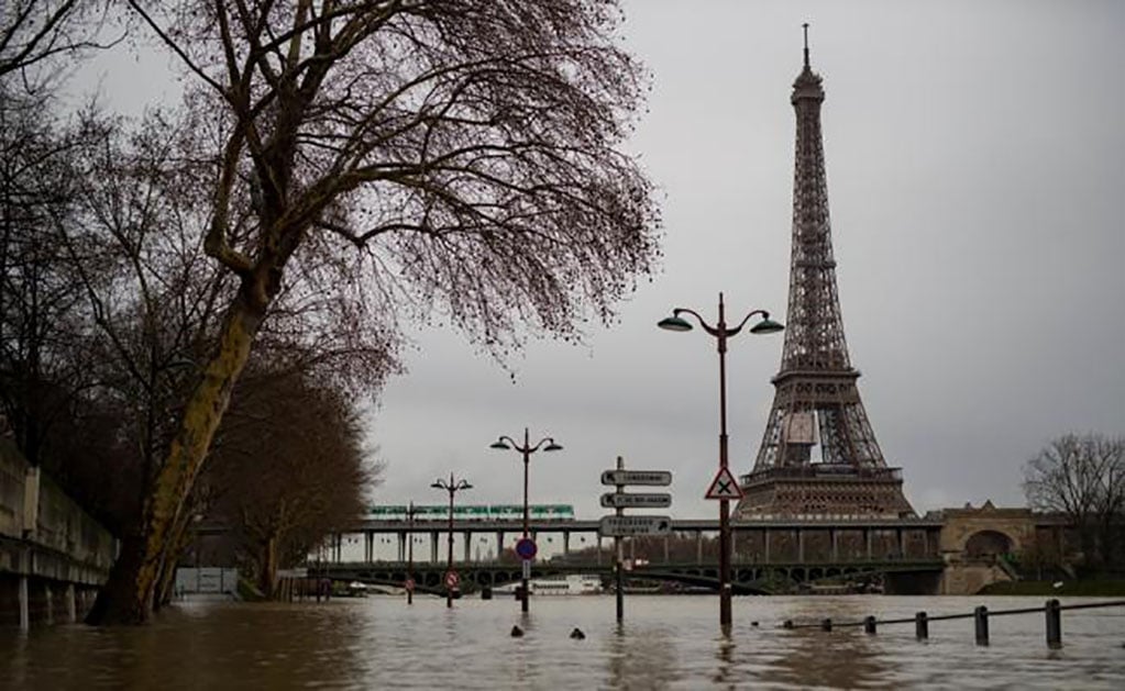 Museos se protegen por crecida del río Sena en París