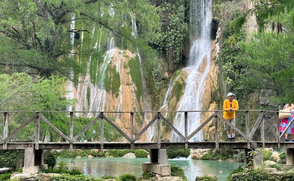 Minas viejas cuenta con amplios andadores para disfrutar de la vista de la inmensa caída de agua de la cascada. Foto: EL UNIVERSAL.