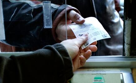 Hombre gana lotería previo a ir a su última sesión de quimioterapia