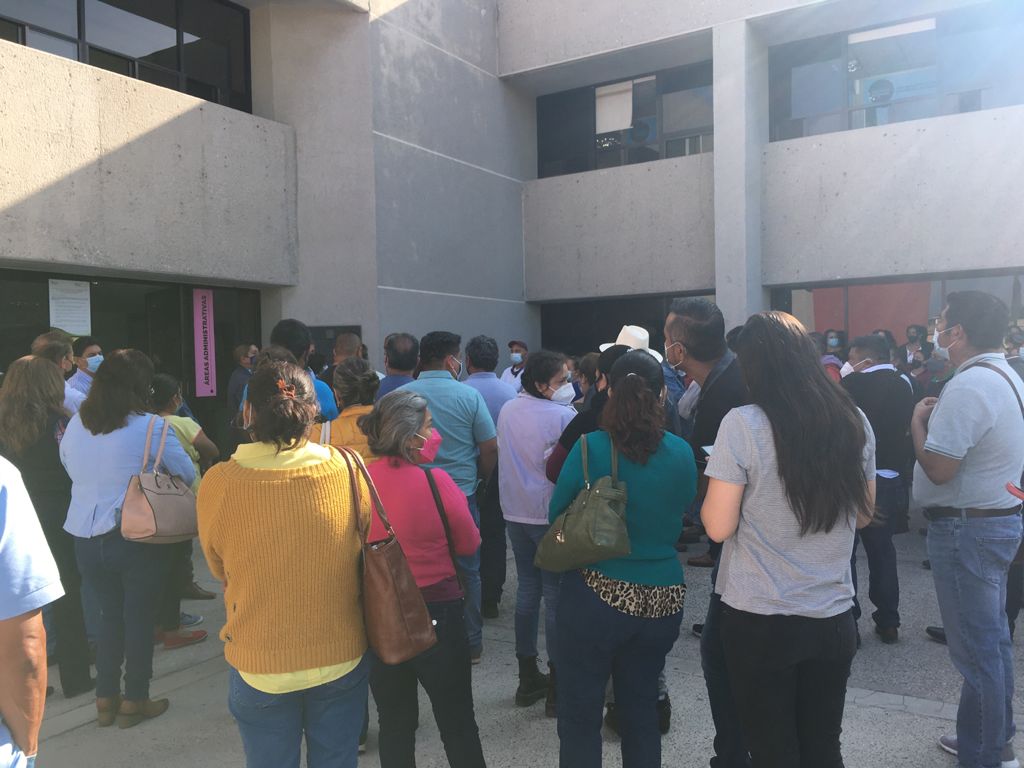 Maestros de Telesecundarias de SLP, exigen el pago de prestaciones y prórrogas en la SEGE 