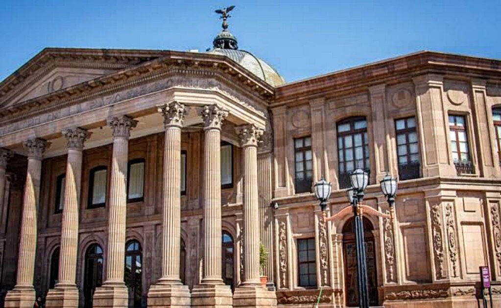 Fiscalía de SLP indaga localización de cadáver afuera del Teatro de la Paz