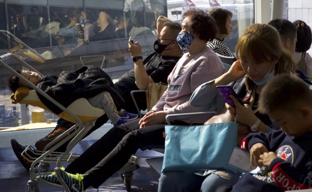 Viajeros utilizan cubrebocas en el Aeropuerto Internacional de Hong Kong ante el aumento de casos de coronavirus. Foto: AP